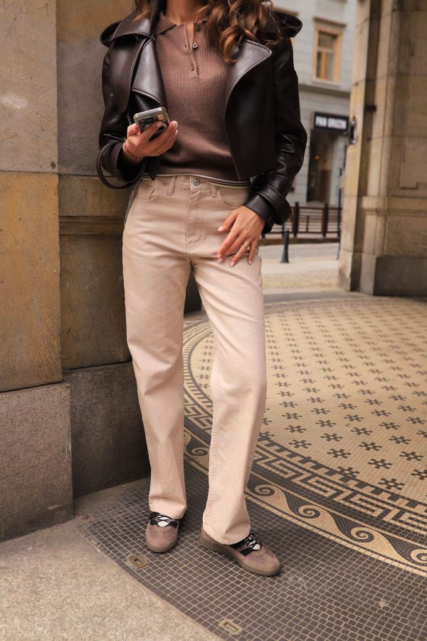 Beige jeans made of 100% cotton with a classic cut