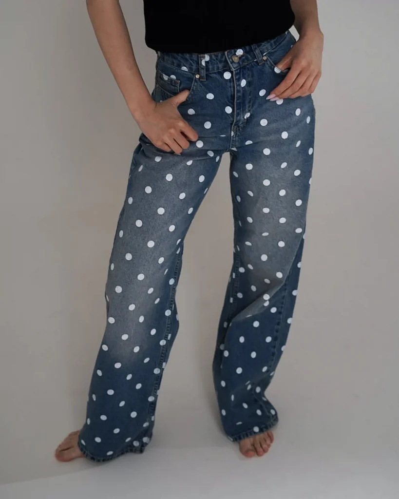 Niebieskie jeansy Wide Led w groszki