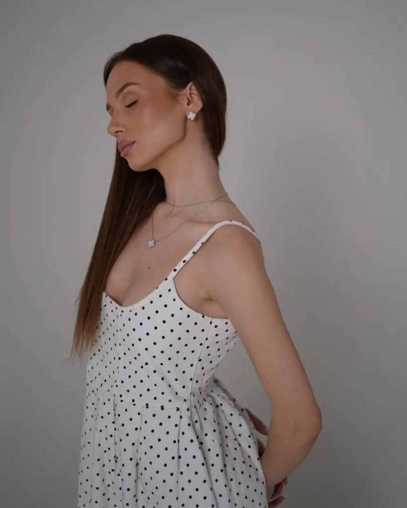 Biała sukienka jeansowa midi w groszki
