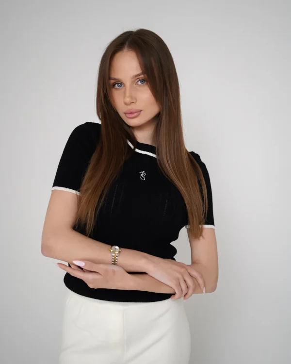 Чорна трикотажна футболка з логотипом та контрастними деталями