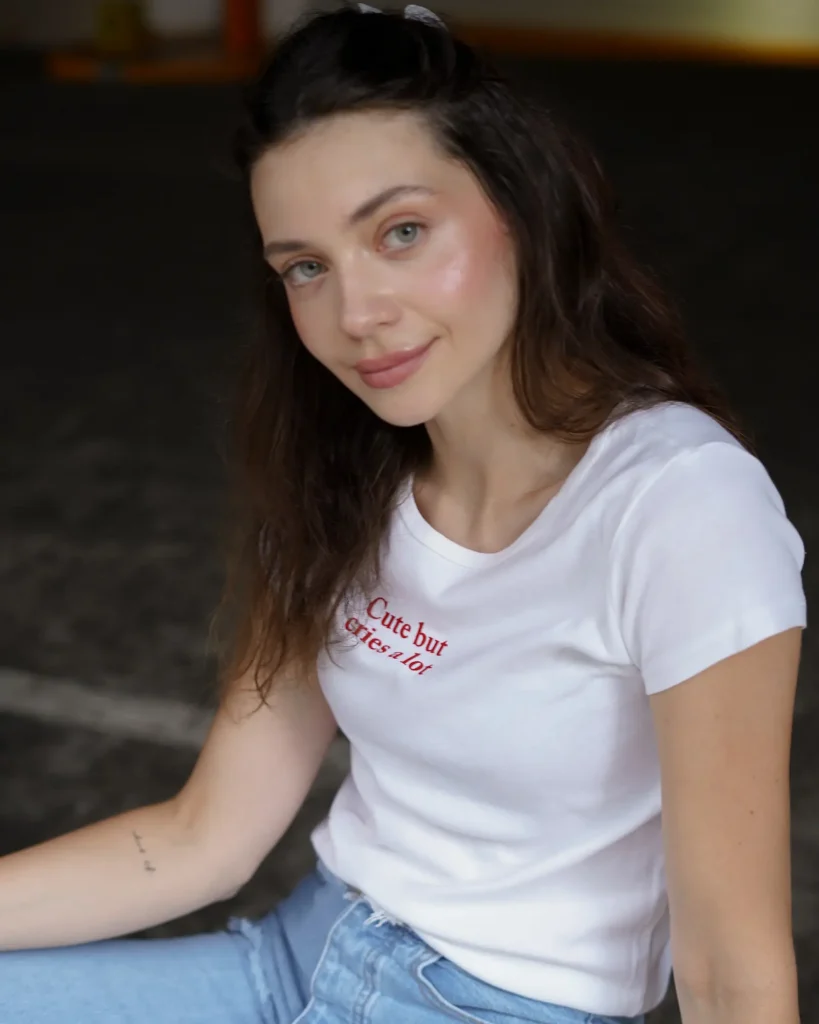Biała dopasowana koszulka z napisem