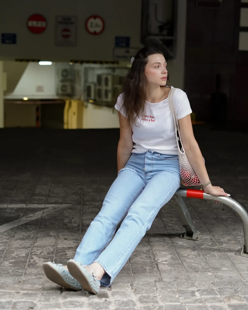 Biała dopasowana koszulka z napisem