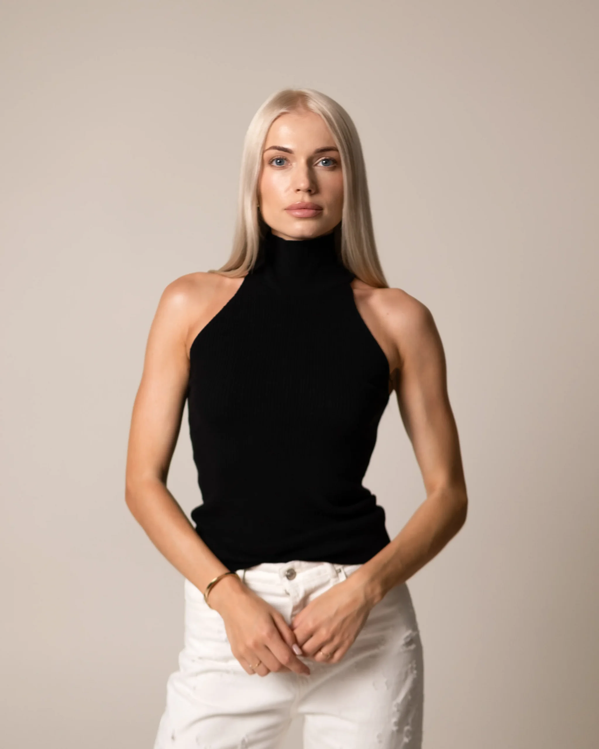 Czarny dzianinowy top halter