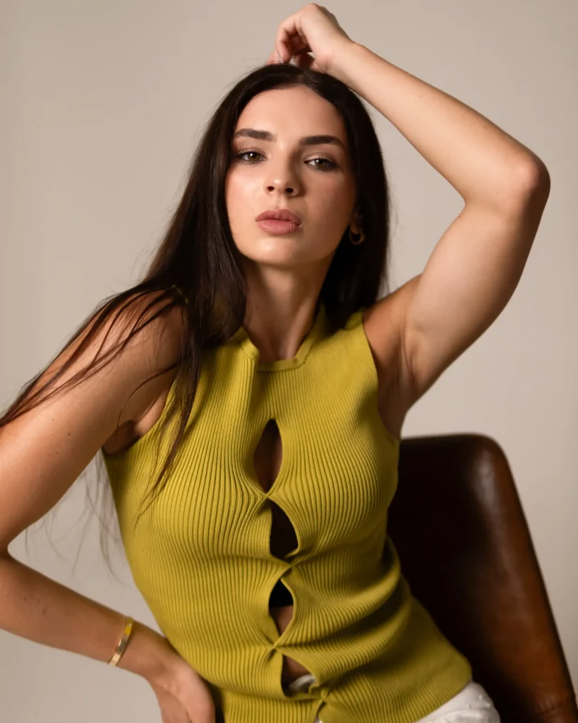 Oliwkowy dzianinowy top z wycięciami