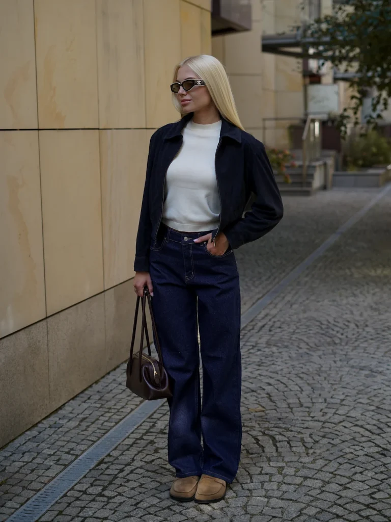 Ciemnoniebieskie proste jeansy z haftem