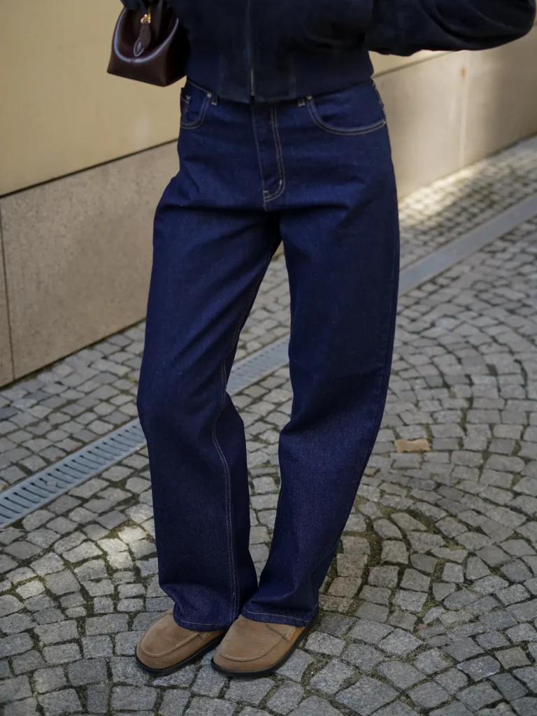 Ciemnoniebieskie proste jeansy z haftem