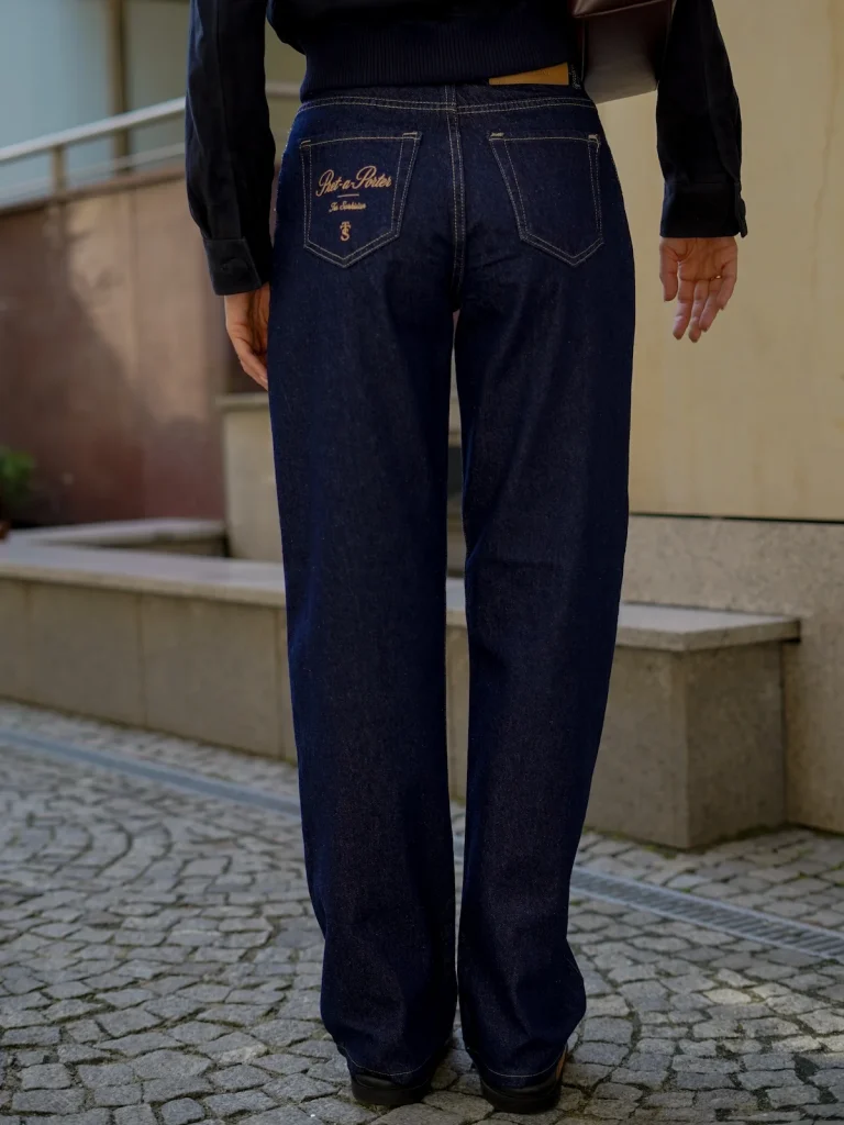 Ciemnoniebieskie proste jeansy z haftem