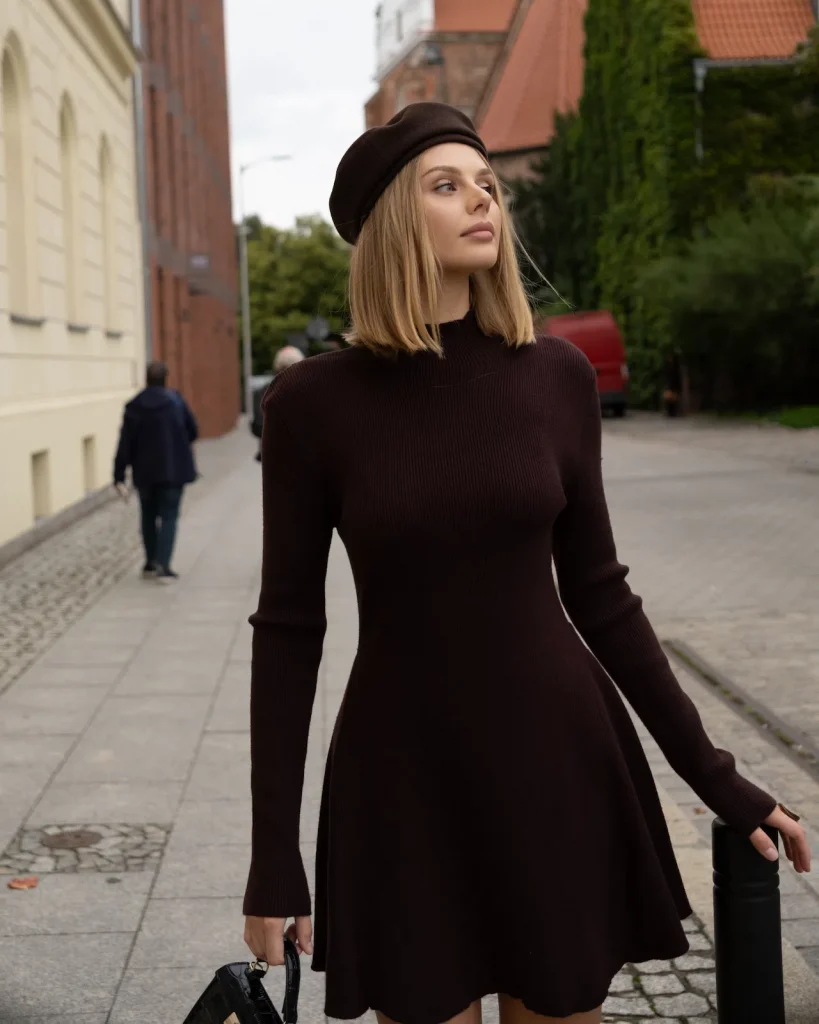 Ciemnobrązowa dzianinowa sukienka mini