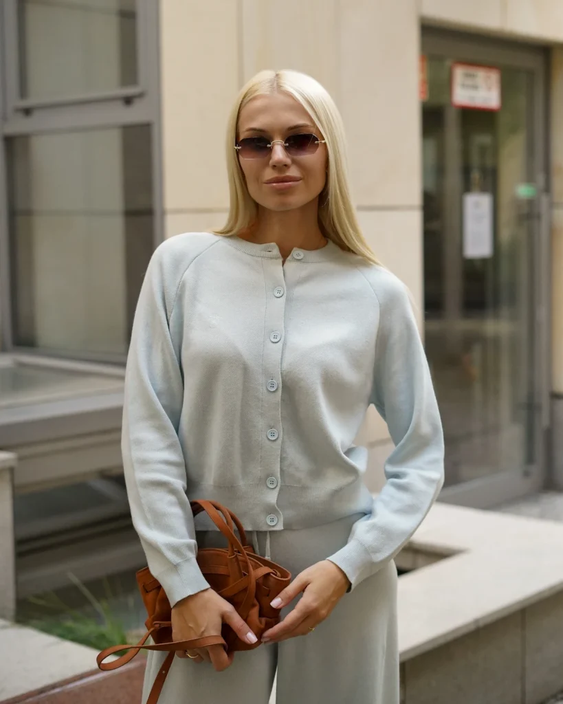 Jasnobłękitny dzianinowy komplet z kardiganem i szerokimi spodniami